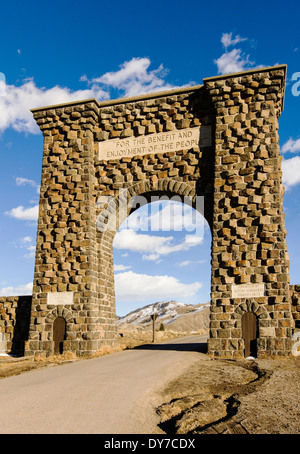 Roosevelt Arch, 1903, rustiziert Triumphbogen am Nordeingang zum Yellowstone National Park in Gardiner, Montana, USA Stockfoto