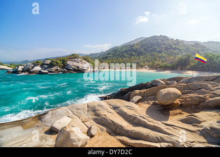 Tropischer Strand im Tayrona National Park in Kolumbien mit einer kolumbianischen Fahne sichtbar Stockfoto