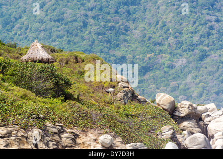 Kleine Hütte auf einem Hügel umgeben von Dschungel im Tayrona National Park in der Nähe von Santa Marta, Kolumbien Stockfoto
