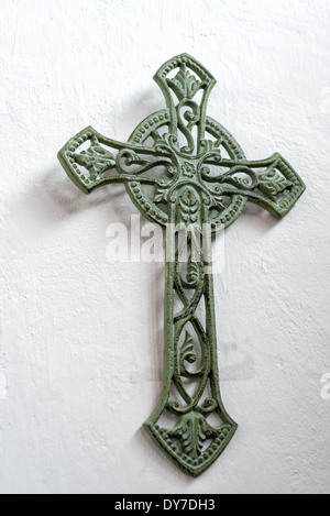 Ein grünes Kreuz auf einer weißen Wand in Villa de Leyva, Kolumbien Stockfoto