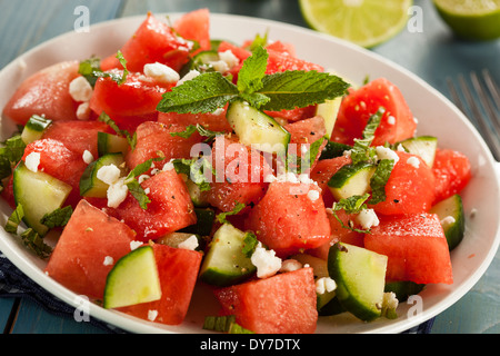 Gesunde Bio-Wassermelonen-Salat mit Minze, Feta und Gurke Stockfoto