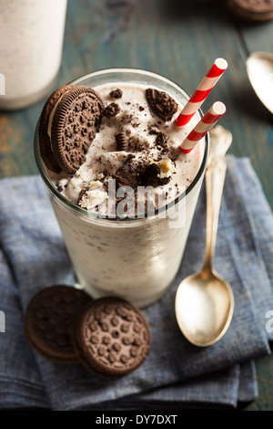 Hausgemachte Kekse und Creme Milchshake in ein hohes Glas Stockfoto