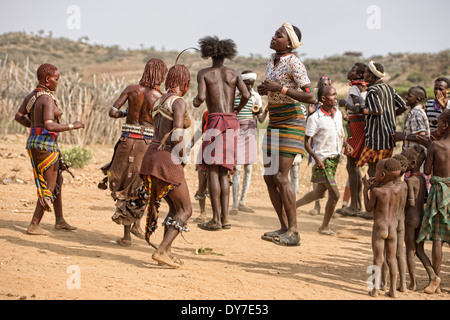 Hamer Männer und Frauen springen auf einem Stier springen Zeremonie in der Nähe von Turmi im Omo-Tal, Äthiopien Stockfoto