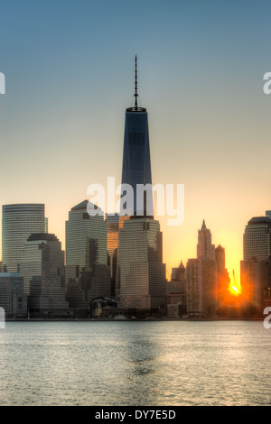 Die Sonne geht über untere Manhattan Skyline und die Freiheit (1 World Trade Center) in New York City Tower. Stockfoto