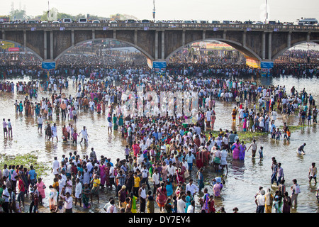 Kundenansturm bei Flusses Vaigai während Chithirai Thiruvizha hinduistische Festivals, Madurai, Indien Stockfoto