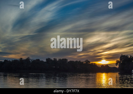 Sonnenuntergang über dem Fluss Stockfoto