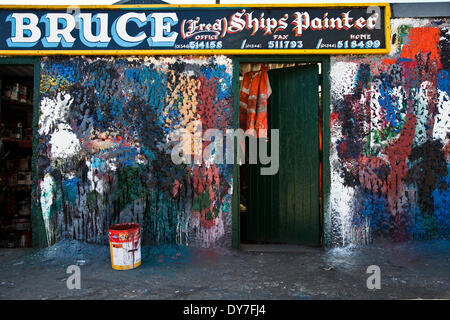 Fraserburgh, Schottland 8. April 2014. Die bunte Wand W Bruce Schiff Maler Büro im Hafen von Fraserburgh.  Im Büro von W Bruce Schiff Maler haben Arbeitnehmer Reinigungsbürsten wurden ihre gegen eine Wand da das Unternehmen ins Leben gerufen und nun es für Touristen aus aller Welt Anziehungspunkt ist.  Die alternative touristische Attraktion ist eine einzigartige Mischung von Textur und Farbe und Arbeiter am Hafen habe gesehen, Menschen aus allen Bereichen des Lebens kommen und bewundern Sie die unglaubliche Fassade. Bildnachweis: Mar Photographics/Alamy Live-Nachrichten Stockfoto