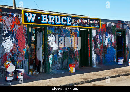 Fraserburgh, Schottland 8. April 2014. Die bunte Wand W Bruce Schiff Maler Büro im Hafen von Fraserburgh.  Im Büro von W Bruce Schiff Maler haben Arbeitnehmer Reinigungsbürsten wurden ihre gegen eine Wand da das Unternehmen ins Leben gerufen und nun es für Touristen aus aller Welt Anziehungspunkt ist.  Die alternative touristische Attraktion ist eine einzigartige Mischung von Textur und Farbe und Arbeiter am Hafen habe gesehen, Menschen aus allen Bereichen des Lebens kommen und bewundern Sie die unglaubliche Fassade. Bildnachweis: Mar Photographics/Alamy Live-Nachrichten Stockfoto