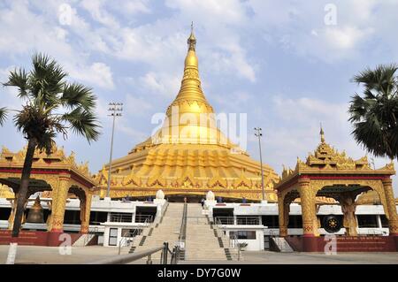 Mumbai. 9. April 2014. Foto aufgenommen am 9. April 2014 zeigt die globale Vipassana Pagode in der Nähe von Mumbai, Indien. Die Form der Pagode ist eine Kopie von der Shwedagon-Pagode in Yangon, Myanmar. Das Innere der Pagode ist hohl und dient als eine sehr große Meditationshalle mit einer Fläche von mehr als 6.000 Quadratmetern. © Wang Ping/Xinhua/Alamy Live-Nachrichten Stockfoto