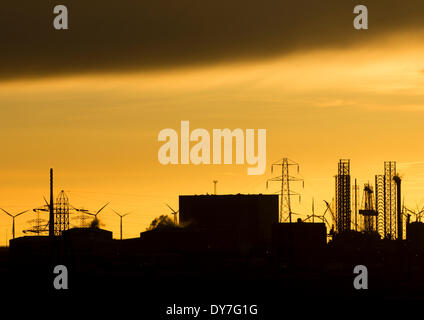 Kernkraftwerk Hartlepool (Mitte) bei Sonnenaufgang. VEREINIGTES KÖNIGREICH. Teesside Offshore-Windpark im Hintergrund. Stockfoto