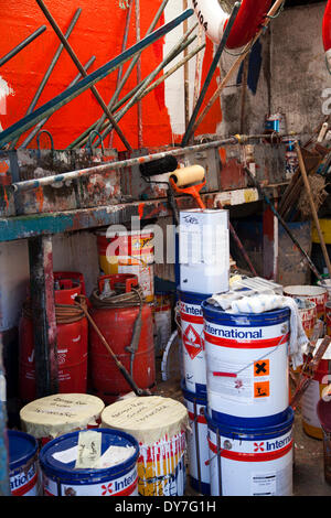 Fraserburgh, Schottland 8. April 2014. Die bunte Farbe bei W Bruce Schiff Maler Büro im Hafen von Fraserburgh lagern.  Im Büro von W Bruce Schiff Maler haben Arbeitnehmer Reinigungsbürsten wurden ihre gegen eine Wand da das Unternehmen ins Leben gerufen und nun es für Touristen aus aller Welt Anziehungspunkt ist.  Die alternative touristische Attraktion ist eine einzigartige Mischung von Textur und Farbe und Arbeiter am Hafen habe gesehen, Menschen aus allen Bereichen des Lebens kommen und bewundern Sie die unglaubliche Fassade. Bildnachweis: Mar Photographics/Alamy Live-Nachrichten Stockfoto