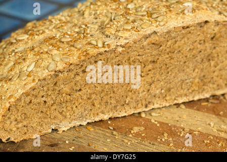 Ein Laib frisch gebackenes Vollkornbrot Breat No-kneten. Stockfoto