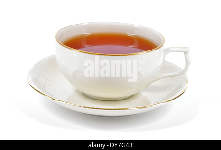 Tee in antikem Porzellantasse isoliert auf weißem Hintergrund. Porzellantasse und Untertasse mit zarten Reliefstrukturen. Stockfoto