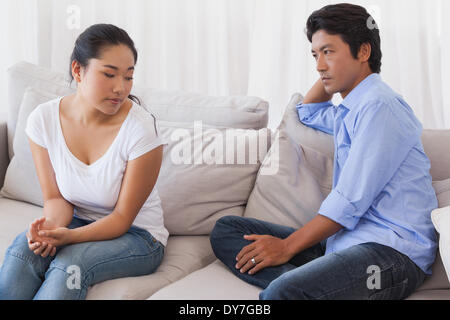 Paar sprechen nach einem Streit nicht auf dem sofa Stockfoto