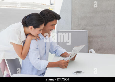 Paar gemeinsam eine Zeitung lesen Stockfoto