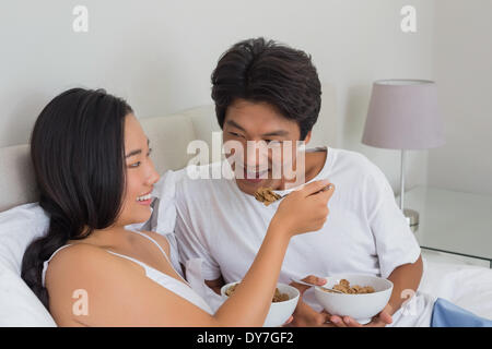 Brautpaar mit Frühstück im Bett Stockfoto