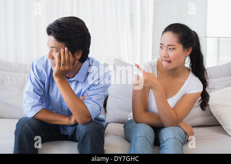 Paare, die einen Streit auf dem sofa Stockfoto