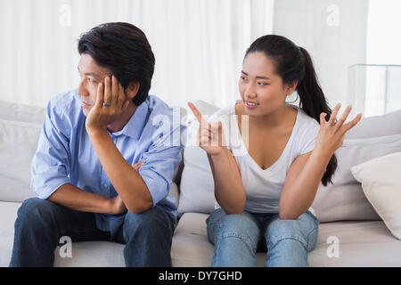 Paare, die einen Streit auf dem sofa Stockfoto
