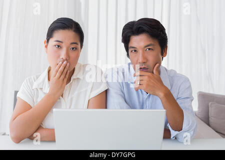 Besorgt paar mit Laptop zusammen Stockfoto