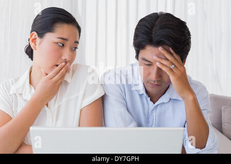 Besorgt paar mit Laptop zusammen Stockfoto