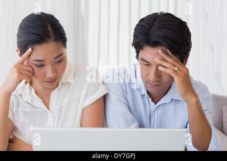 Besorgt paar mit Laptop zusammen Stockfoto