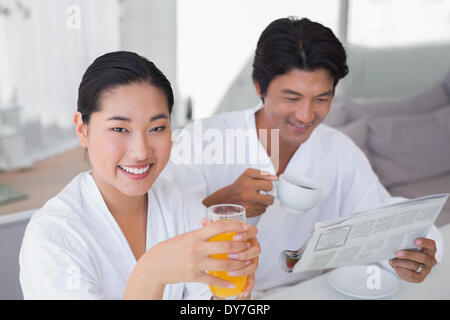 Paar im Bademantel am Morgen miteinander zu verbringen Stockfoto