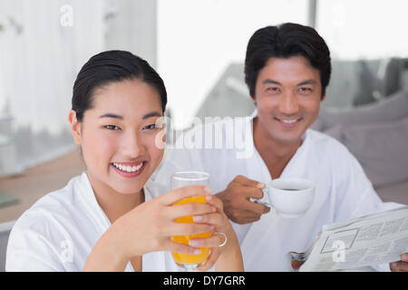 Paar im Bademantel am Morgen miteinander zu verbringen Stockfoto