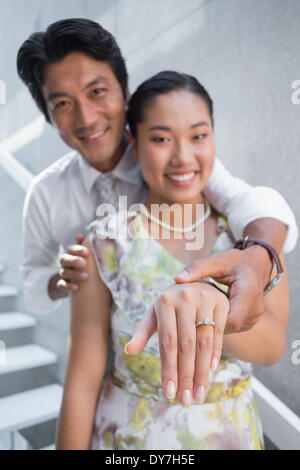 Paar zeigt Verlobungsring am Finger womans Stockfoto