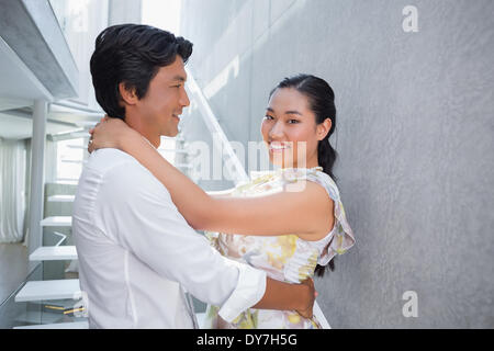 Glückliches Paar umarmt einander Stockfoto