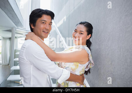 Glückliches Paar umarmt einander Stockfoto