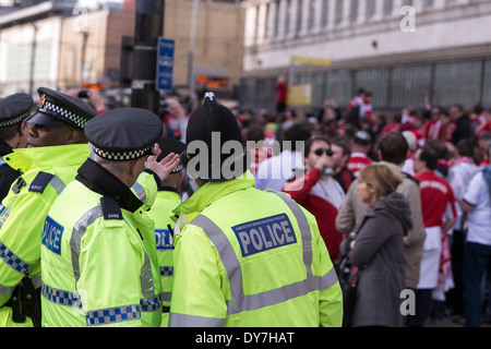 Bayern München-Fans in Manchester vor ihren Teams Champions League Spiel gegen Manchester United. Polizei Blick auf Stockfoto