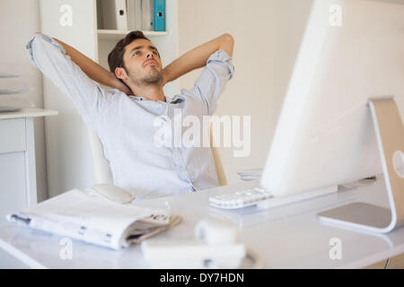 Lässige Geschäftsmann Entspannung am Schreibtisch lehnt sich zurück Stockfoto