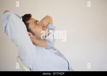 Lässige Geschäftsmann Entspannung am Schreibtisch lehnt sich zurück Stockfoto