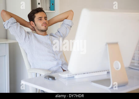 Lässige Geschäftsmann Entspannung am Schreibtisch lehnt sich zurück Stockfoto