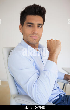 Lässige Geschäftsmann Blick in die Kamera Stockfoto