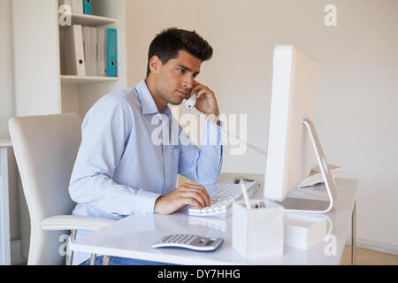 Lässige Geschäftsmann am Telefon sprechen Stockfoto