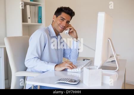 Lässige Geschäftsmann am Telefon sprechen Stockfoto