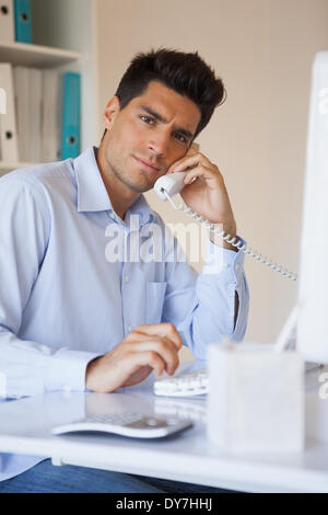 Lässige Geschäftsmann am Telefon sprechen Stockfoto