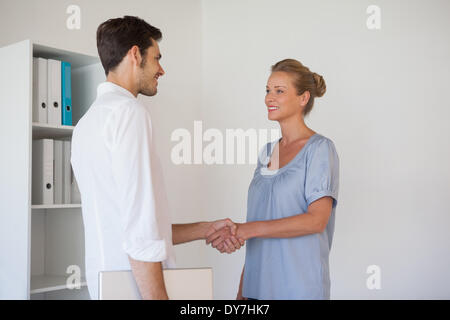 Lässige Geschäftsleute Händeschütteln Stockfoto