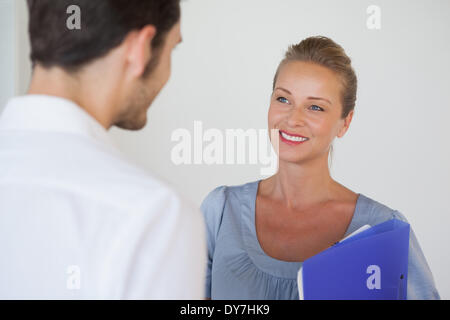 Lässige Geschäftsleute, die sich gegenseitig Stockfoto