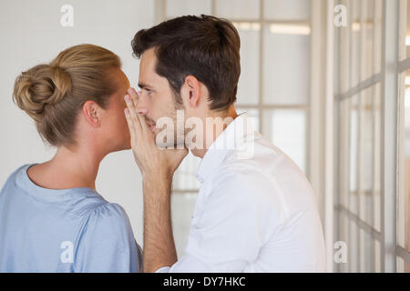 Casual Business-Leute tratschen zusammen Stockfoto