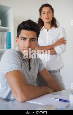 Blick in die Kamera zusammen am Schreibtisch Casual Business-team Stockfoto