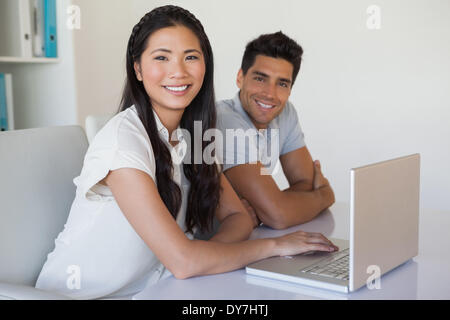 Casual Business-Team mit Laptop zusammen am Schreibtisch Stockfoto
