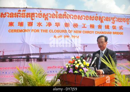 Phnom Penh, Kambodscha. 9. April 2014. Straßenbahn Iv Tek, kambodschanischen Minister für öffentliche Arbeiten und Verkehr, spricht während der Abschluss-Zeremonie der neuen Chroy Changvar Brücke in Phnom Penh, Kambodscha, 9. April 2014. Arbeiten an der fünften Kambodscha-China Friendship Bridge oder neu Chroy Changvar Brücke, über den Tonle Sap-Fluss in der kambodschanischen Hauptstadt nähert sich der Fertigstellung nach 18 Monaten Bauzeit eine Fremdfirma sagte am Mittwoch. © Li Hong/Xinhua/Alamy Live-Nachrichten Stockfoto