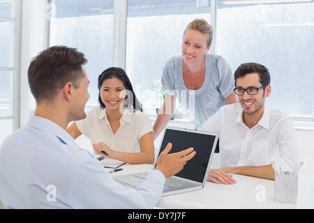 Lässige Geschäftsmann mit Laptop während der Sitzung Stockfoto