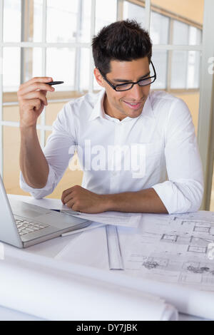 Lässige Architekten arbeiten mit Laptop am Schreibtisch Stockfoto
