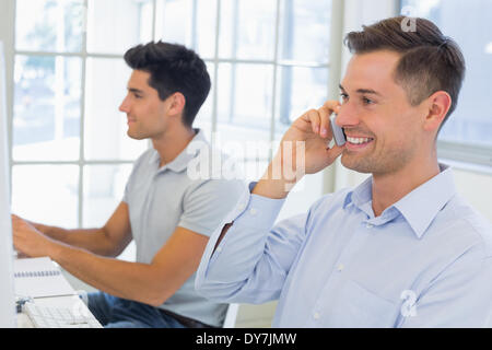 Lässige Geschäftsmann am Telefon sprechen Stockfoto