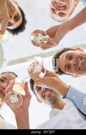 Casual Business-Team Toasten mit Champagner Stockfoto