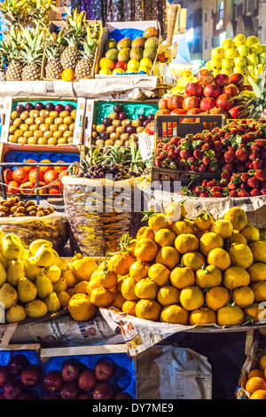 Nahaufnahme einer Obst-Stall am Nachtmarkt oder Souk in Luxor, Ägypten Stockfoto