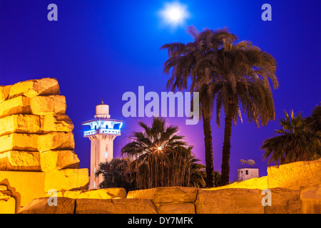 Die Ruinen von Luxor-Tempel mit einer modernen Moschee im Hintergrund. Stockfoto